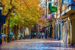 Una colorata stradina della città di Xativa, vicino Valencia, in autunno, Spagna. Nota anche come Jativa, è famosa per il suo antico castello - © trabantos / Shutterstock.com ...