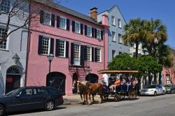 Le coloratissime case della Rainbow Row sono ormai un'attrazione turistica di punta per Charleston, la più antica città del sud-est degli Stati Uniti - foto © elvisvaughn ...