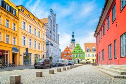 Il colorato centro storico della città di Greifswald (Meclemburgo-Pomerania) in una giornata di sole.



