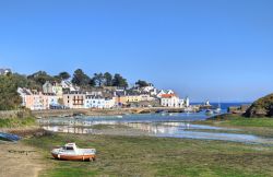 Il colorato porto di mare di Sauzon a Belle Ile en Mer, Bretagna, Francia. Questo grazioso paese di pescatori ha ispirato negli anni poeti, scrittori e pittori.

