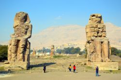 Gli imponenti Colossi di Memnone, presso Luxor (Egitto), sono statue che rappresentano il faraone Amenhotep III seduto. Furono costruito oltre 3400 anni fa.
