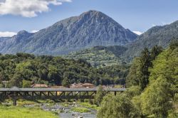 Comano, Trentino: un ponte coperto sul fiume Sarca