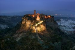 Come un presepe il borgo di Civita di Bagnoregio si eleva su di una rupe di tufo in provincia di Viterbo, nel Lazio