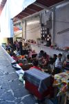 Comedor a Taxco: alcuni vicoli del centro sono occupati dai tavolini dei comedores, dove in genere le signore preparano piatti semplici e veloci della cucina tradizionale taxqueña e messicana ...