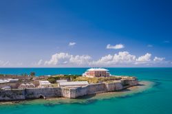 Commissioner's house a King's Wharf, Bermuda. Questa grande e elegante casa in stile georgiano venne costruita nel 1820. Primo edificio in ghisa al mondo, fu l'abitazione dell'incaricato ...