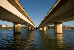 Commonwealth Bridge Lake Griffin, Canberra, Australia - Proprio come il nome del fiume che gli scorre sotto, la strada del Commonwealth Bridge Lake Griffin ricorda per ovvi motivi la distesa ...