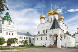 Nel 1435 Basilio II° di Russia concluse una pace con il cugino Kosoy: a quel tempo il monastero di Ipatiev era anche un prestigioso centro di insegnamento. Occupato nel 1609 durante il cosiddetto ...