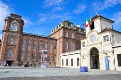 Ampia vista esterna sulla residenza dei Savoia al complesso di Venaria Reale, Torino (Piemonte) - Nonostante ci sia stato lo zampino dei maestri Amedeo di Castellamonte e Michelangelo Garone ...