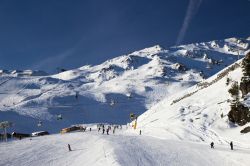 Il comprensorio sciistico di Kaltenbach sulle Alpi nella valle Zillertal, Austria. Gli sport invernali si possono praticare fra i 600 e i 2378 metri di altitudine.
