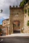 Comune di Rapolano: un dettaglio delle mura e di una porta d'accesso