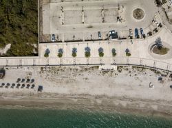 Con il drone sulla spiaggia di Qeparo vicino a Borsh, Albania.