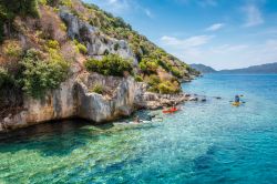 Con il kayak  sulla città sommersa di Simena sull'isola di Kekova in Turchia. - © Nejdet Duzen / Shutterstock.com