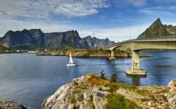 Con la barca a vela a Hamnoy, Isole Lofotem, Norvegia