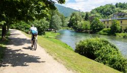Con la bicicletta lungo il Fiume Serio ad Albino, provincia di Bergamo - © MC MEDIASTUDIO / Shutterstock.com