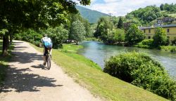 Con la bicicletta lungo il Fiume Serio ad Albino, provincia di Bergamo - © MC MEDIASTUDIO / Shutterstock.com