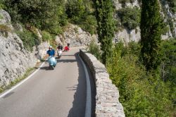 Con le moto sulla Strada della Forra sul Lago di Garda, vicino a Tremosine - © Arcansel / Shutterstock.com