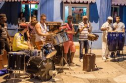 Un gruppo musicale durante uno spettacolo in strada nel centro di Bayamo, provincia di Granma, Cuba - © Matyas Rehak / Shutterstock.com