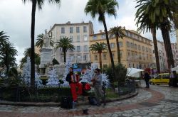 Concerto improvvisato al mercato ambulante di piazza Foch, Ajaccio