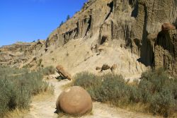 Concrezioni a forma di palla di cannone al Theodore Roosevelt National Park, North Dakota.
