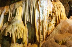 Concrezioni carbonatiche e stalattiti nelle Grotte di  Is Zuddas in Sardegna