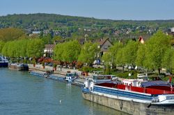 Conflans-Sainte-Honorine con le chiatte sul fiume Senna, Francia - © Pack-Shot / Shutterstock.com