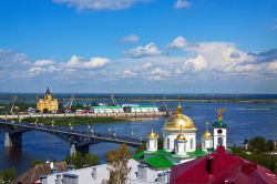 L'enorme confluenza del fiume Oka con il Volga e il ponte Kanavinsky. Siamo a Nizhny Novgorod, in Russia, circa 400 km ad est di Mosca - foto © Iakov Filimonov / Shutterstock.com