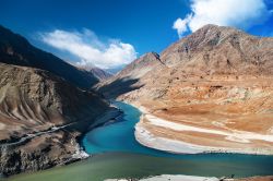 La confluenza dei fiumi Zanskar e Indo nel Ladakh, India. Il fiume Zanskar è quello che si vede frontalmente: confluisce nell'Indo dopo aver attraversato il "Gran Canyon dell'Asia" ...