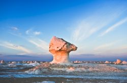 Conformazioni rocciose deserto bianco egitto: la corrasione è un fenomeno di erosione eolica: la sabbia viene sollevata da qualche cm a qualche metro di altezza, e allor ale rocce vengono ...