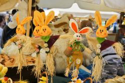 Conigli in una bancarella dei Mercatini di Pasqua di Cracovia in Polonia