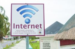 Connessione wifi gratis e di ottima qualità in un parco di Chetumal, Messico. Lo assicura la segnaletica nei pressi di Chetumal bay do fronte al palazzo del congresso - © Chad Zuber ...