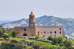 Il Convento di San Francesco a Tursi, in Basilicata. Questo edificio religioso dell'ordine dei Frati Minori Osservanti risale alla prima metà del XV° secolo, più precisamente ...