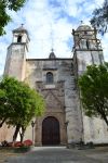 Convento Domínico de Tepoztlán: vedendo la sobria facciata della chiesa, non si immagina quali merviglie si celino nell'adiacente convento, per secoli in mano ai domenicani ...