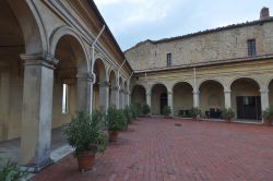 Coorte interna del Castello di Scipione vicino a Salsomaggiore Terme - © s74 / Shutterstock.com