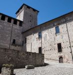 La coorte interna della Rocca Borromea di Angera, uno dei castelli più importanti della Lombardia - © Moreno Soppelsa / Shutterstock.com
