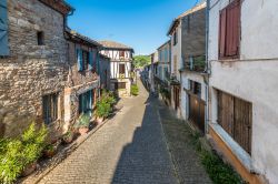 Cordes-sur-Ciel fotografata in una giornata di sole. Regione Occitanie, Francia.
