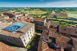 Cordes-sur-Ciel vista dalla torre della chiesa di San Michele, Francia. Sullo sfondo la natura rigogliosa che circonda questa località dell'Occitanie.



