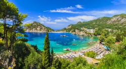 Corfu, Grecia: il mare limpido e la bella spiaggia ...
