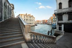Coronavirus a Venezia: il Ponte di Rialto e il Canal Grande deserti per la quarantena indotta da Covid-19