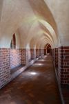 Corridoio nel Castello Alto di Malbork: attraverso questo lungo corridoio si accede alla torre dove erano situate le latrine del monastero, volutamente tenute a distanza dal resto degli spazi ...