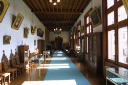 Un lungo corridoio nel piano nobile del Castello di Brézé in Francia - © www.chateaudebreze.com