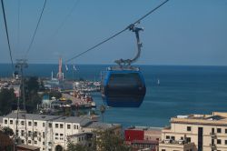 La corsa in cabinovia è una delle più popolari e interessanti attrazioni turistiche di Batumi, Georgia - © Amateurs / Shutterstock.com