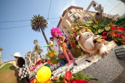 Il Carnevale di Sanremo: un omaggio alla città dei fiori - il Carnevale di Sanremo, chiamato anche "Corso Fiorito" è una delle manifestazioni carnevalesche più ...