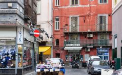 Corso Umberto I° a Napoli, Campania: lunga circa 1,3 km, questa strada collega il centro cittadino con la stazione ferroviaria. E' noto anche come Rettifilo - © luckyraccoon / Shutterstock.com ...