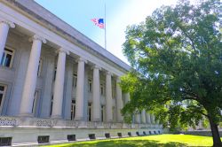 La Corte di Giustizia di Memphis, Tennessee, con la bandiera americana che sventola sul tetto - © Mont592 / Shutterstock.com