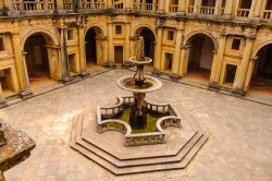 Corte interna del convento templare di Tomar (Portogallo) - © Anton_Ivanov / Shutterstock.com