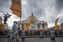 Il corteo del Día de Muertos sfila davanti al Palacio de Bellas Artes a Città del Messico.
