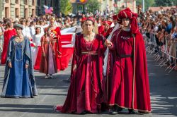 Corteo storico durante la Fiera del Tartufo a Alba, Piemonte, Italia. Uno dei momenti clou di questo appuntamento che si svolge in città dal 1929 è rappresentato dalla sfilata ...