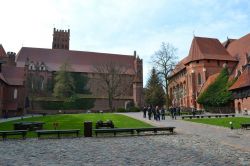 Cortile del Castello Basso di Malbork: si trova subito dopo l'ingresso nel castello ed è oggi il luogo della convivialità dei visitatori. Sul lato orientale del cortile si ...
