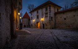 Cortile interno del castello di Otocec al crepuscolo, Slovenia. Ristrutturato alla fine del 1400 con impianto gotico, due secoli dopo fu trasformato in una splendida residenza rinascimentale. ...