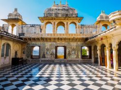 Il cortile interno del City Palace di Udaipur, Rajasthan, India. Splendidi dipinti e decorazioni scultoree ne ornano pareti e elementi architettonici.
